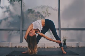 Yogalehrerin während Yogapraxis